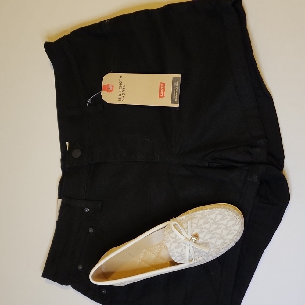 Levi's | Mid Length Shorts